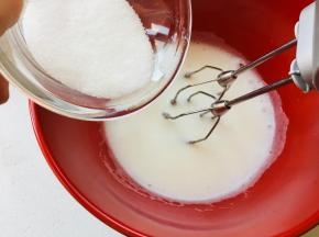 将鸡蛋的蛋黄与蛋白分开。分三次加入细砂糖打发蛋白