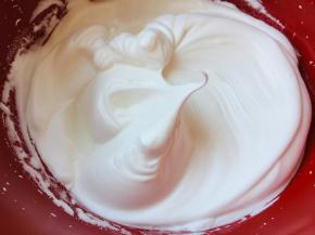 将蛋白打发至尖勾