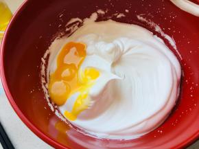 加入蛋黄，搅打均匀