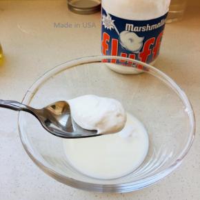 7、牛奶中放入fluff棉花糖和黄油加热至黄油融化，三者充分可以充分的搅拌均匀。这里添加的棉花糖是香草味的，可以完全的代替香草精华去除鸡蛋腥味，同时为蛋糕主体增添了一份独特的香甜。待液体温度降低后