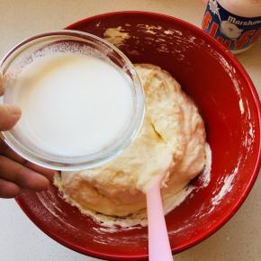 8、待fluff棉花糖溶液温度降低后，加入柠檬蜂蜜汁到蛋糊中，翻拌均匀