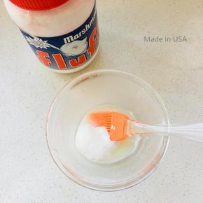 12、新鲜柠檬汁中加入30克糖粉与5—10克fluff棉花糖，搅拌均匀