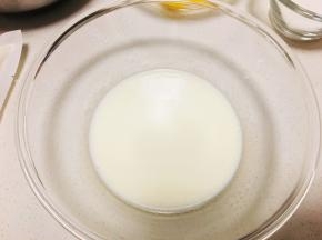 1、蛋白与蛋黄分开，将玉米油，牛奶放到容器中，充分搅拌乳化