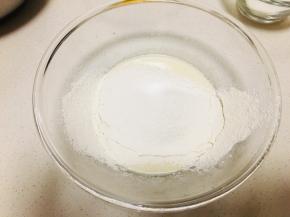 2、筛入低粉，Z字搅拌均匀