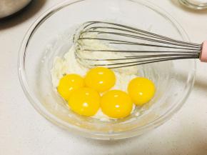 3、加入蛋黄，搅拌均匀