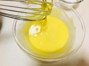 4、搅拌好的蛋黄糊应该是细腻无颗粒的