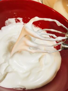 5、蛋白中加入全部的糖打发至尖勾