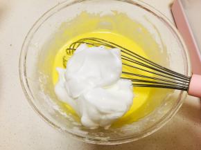 6、取一部分蛋白加入到蛋黄糊中，翻拌均匀后，倒回到蛋白中，翻拌均匀