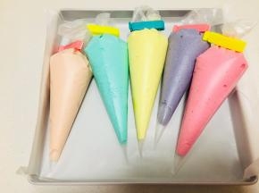7、将蛋糊分成5分，每份调一个颜色。一共5个颜色