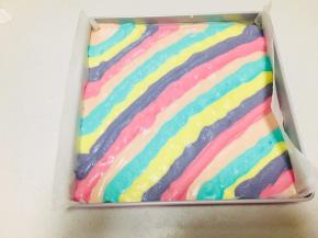 8、烤盘中放置一张油纸，区别开颜色，斜线角度挤入蛋糊