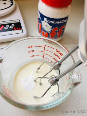 10、淡奶油中加入棉花糖打发。棉花糖独特清淡的香草味，会让淡奶油的口感清新香甜，充气的效果棉花糖略带蓬松感，加入到淡奶油中，更有利于淡奶油的塑形