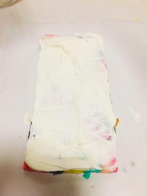 蛋糕出炉倒扣，撕掉油纸。修掉四边，平均分成2大块。切的时候注意花纹角度。将打发的淡奶油涂抹在蛋糕上，利用油纸，将蛋糕卷起来。两片蛋糕在衔接的时候要注意紧实