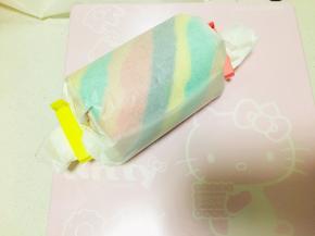 卷好后用油纸包裹好定型。放入冰箱冷藏半小时以上