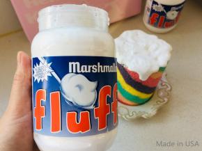 装饰蛋糕，取出定型后的蛋糕，直立摆放。在蛋糕顶部直接淋上棉花糖，这款棉花糖是充气的，那种蓬松的状态跟雪的质地很像。