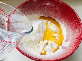 低粉与高粉混合在一起，加入盐。加入黄油，柠檬汁和水