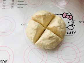 2、用手揉成絮状，如果感觉干，可以少量加水。揉成团，不需要面团光滑，在面团切十字开口