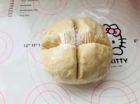 用保鲜膜将面团包裹住，放入冰箱冷藏40分钟以上4小时为宜