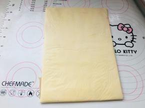 4、将裹入黄油压成片状，放入冰箱冷藏定型