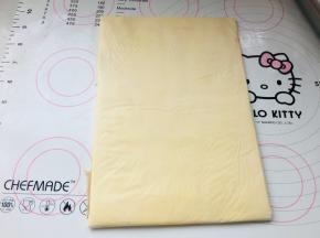 4、将裹入黄油压成片状，放入冰箱冷藏定型