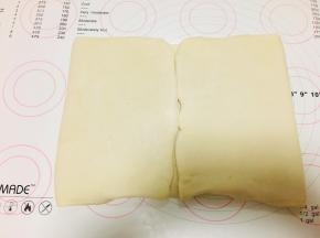 7、包裹好黄油后擀开，左起四分之一向右折，右起四分之三向左折，折好后在沿着中心位置对折，包裹好保鲜膜放入冰箱冷藏15分钟（这步忘记拍图片了，用一张之前的做的代替）