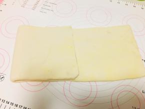 8、取出后再次擀开，平均分成三分，左起三分之一向右，右起三分之一向左覆盖于之前着过来的部分上。完成一次三折的折叠，包裹保鲜膜放入冰箱冷藏15分钟