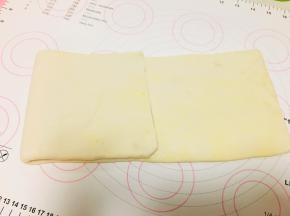 8、取出后再次擀开，平均分成三分，左起三分之一向右，右起三分之一向左覆盖于之前着过来的部分上。完成一次三折的折叠，包裹保鲜膜放入冰箱冷藏15分钟