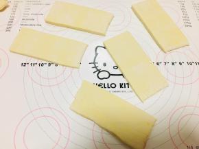 再次完成一次四折的折叠后，擀开，厚度3.4毫米。切成小块