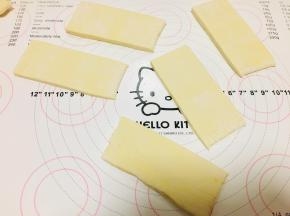 再次完成一次四折的折叠后，擀开，厚度3.4毫米。切成小块