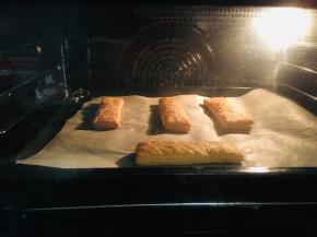 10、烤箱200度，烤制15到18分钟，具体温度根据自己烤箱脾气酌情调节。