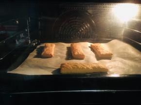 10、烤箱200度，烤制15到18分钟，具体温度根据自己烤箱脾气酌情调节。