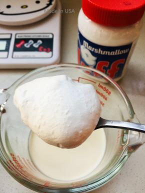 11、淡奶油中加入棉花糖直接打发，棉花糖有一定的蓬松度，香草味又可以很好的调节淡奶油的风味