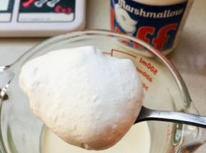 11、淡奶油中加入棉花糖直接打发，棉花糖有一定的蓬松度，香草味又可以很好的调节淡奶油的风味