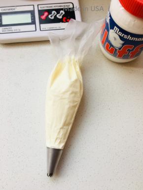 12、打发后的淡奶油装入到裱花袋中