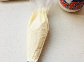 12、打发后的淡奶油装入到裱花袋中