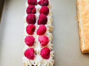 将淡奶油挤在酥皮上，放上喜欢的水果。