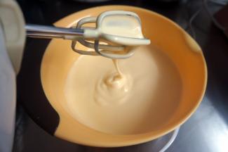 将4个全蛋，5只蛋黄，细砂糖17克，蜂蜜34克放入大打蛋盆中，搅打至发白浓稠的状态。搅打的时间比较长，打至蛋黄糊能层叠状态。