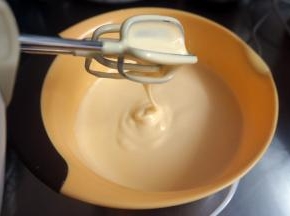 将4个全蛋，5只蛋黄，细砂糖17克，蜂蜜34克放入大打蛋盆中，搅打至发白浓稠的状态。搅打的时间比较长，打至蛋黄糊能层叠状态。