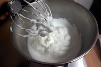 5个蛋白，分3次加入细砂糖73克，搅打至偏干性发泡状态。