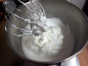 5个蛋白，分3次加入细砂糖73克，搅打至偏干性发泡状态。