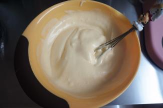 将一半的蛋白糊和蛋黄糊混合。