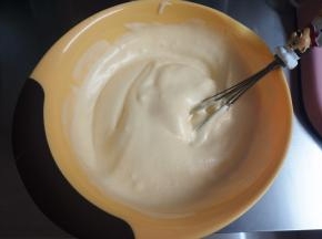 将一半的蛋白糊和蛋黄糊混合。