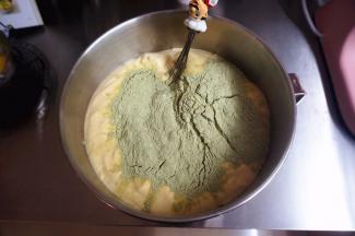 7克抹茶粉，73克低筋粉，17克玉米淀粉混合后筛入步骤3中，翻拌均匀。