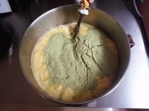 7克抹茶粉，73克低筋粉，17克玉米淀粉混合后筛入步骤3中，翻拌均匀。