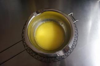 黄油23克，牛奶40毫升混合隔热水融化。