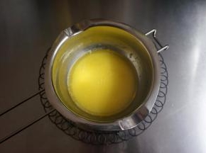 黄油23克，牛奶40毫升混合隔热水融化。