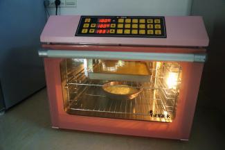 风炉180度提前预热，预热好后，放入烘烤20分钟左右。出炉后倒扣到冷却架上，撕去底部的油布，将蛋糕翻转，正面朝上放置冷却至温温的状态。