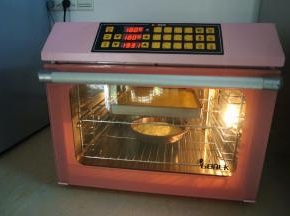 风炉180度提前预热，预热好后，放入烘烤20分钟左右。出炉后倒扣到冷却架上，撕去底部的油布，将蛋糕翻转，正面朝上放置冷却至温温的状态。