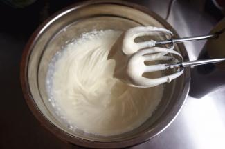 冷却蛋糕的时候，准备馅料。200毫升淡奶油加入20克细砂糖，搅打至8分发。