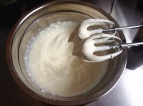 冷却蛋糕的时候，准备馅料。200毫升淡奶油加入20克细砂糖，搅打至8分发。