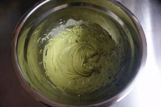 5克抹茶粉，70毫升淡奶油，11克细砂糖混合打发至8分发。